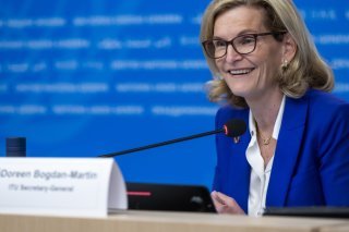 La secrétaire générale de l'Union internationale des télécommunications (UIT) Doreen Bogdan-Martin relaie des avancées des dispositifs des entreprises numériques liés au climat mais leur demande davantage d'efforts pour diminuer les émissions de gaz à effet de serre de ces entités (archives). KEYSTONE/MARTIAL TREZZINI